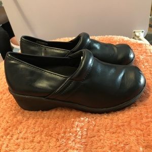 safeTstep Women Slip Resistant Slip-ons Black 7.5